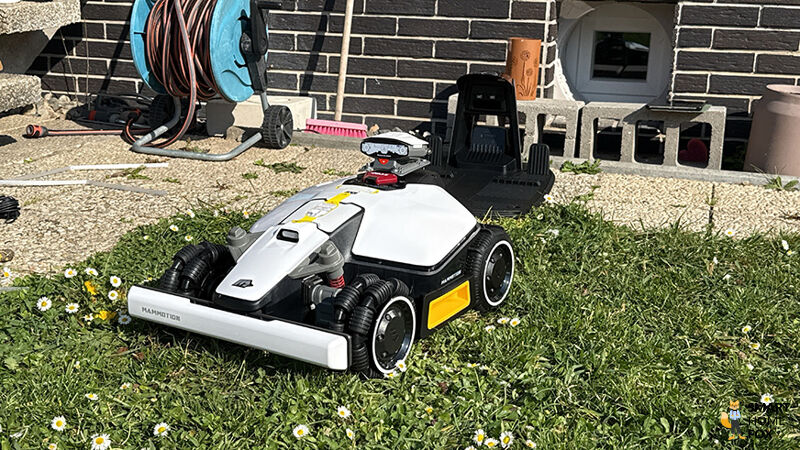 Luba Mini AWD navigiert kabellos durch einen verwinkelten Garten